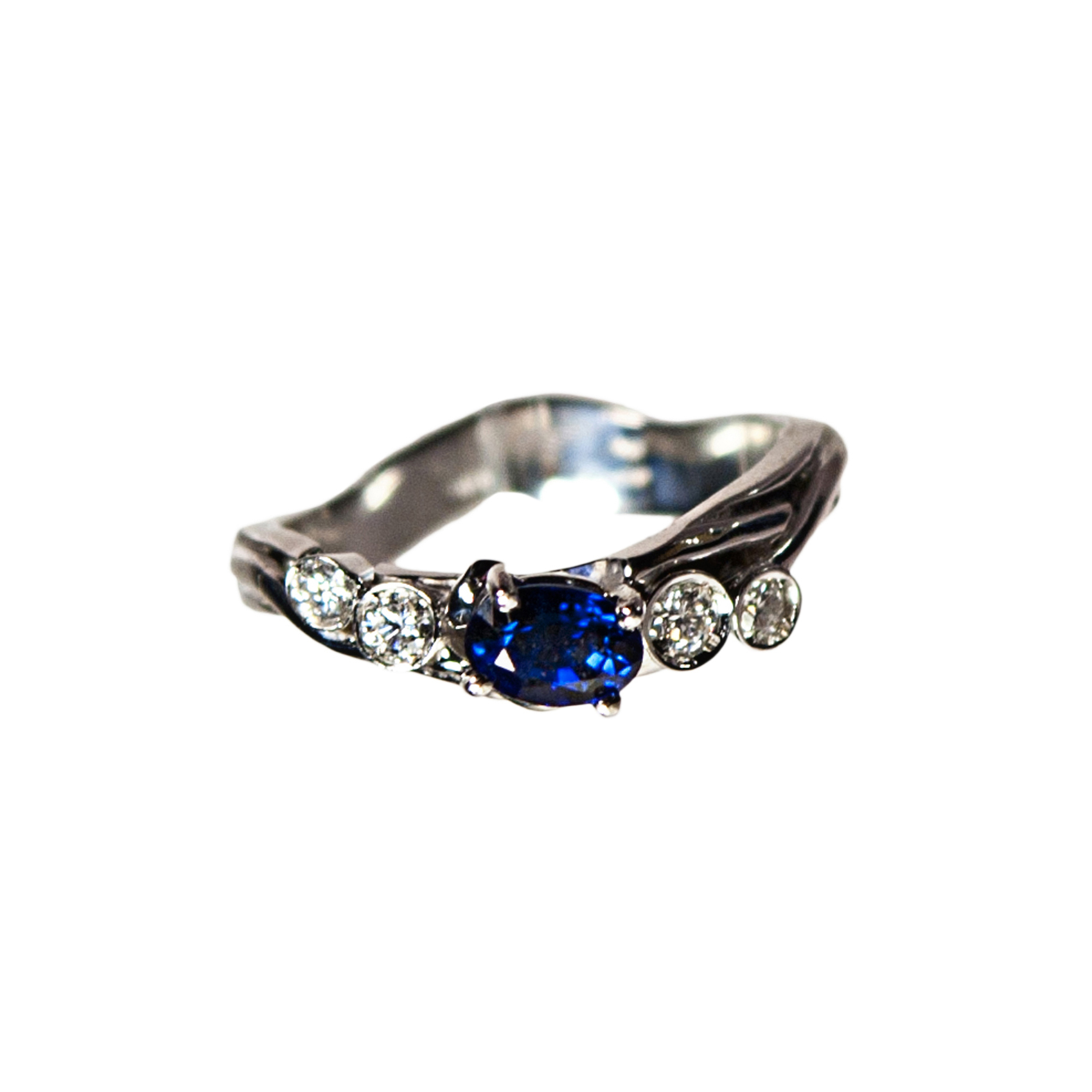 Anello in oro, diamanti e zaffiro